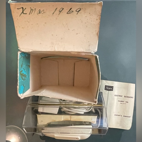 Vintage 1969 Electric Scissors in Box and works! With Instruction manual - Picture 4 of 11